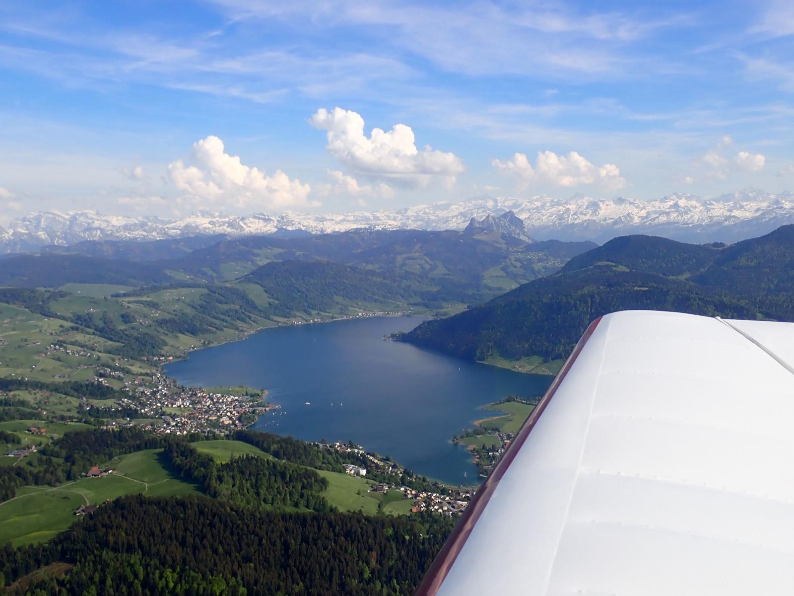 Vue aérienne des Alpes depuis un avion